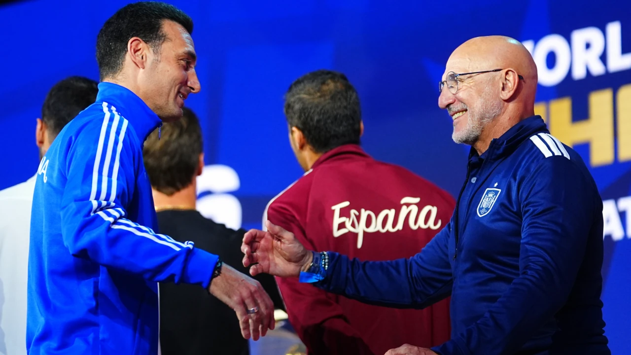 Lionel Scaloni i Luis De La Fuente podczas mundialu 2026