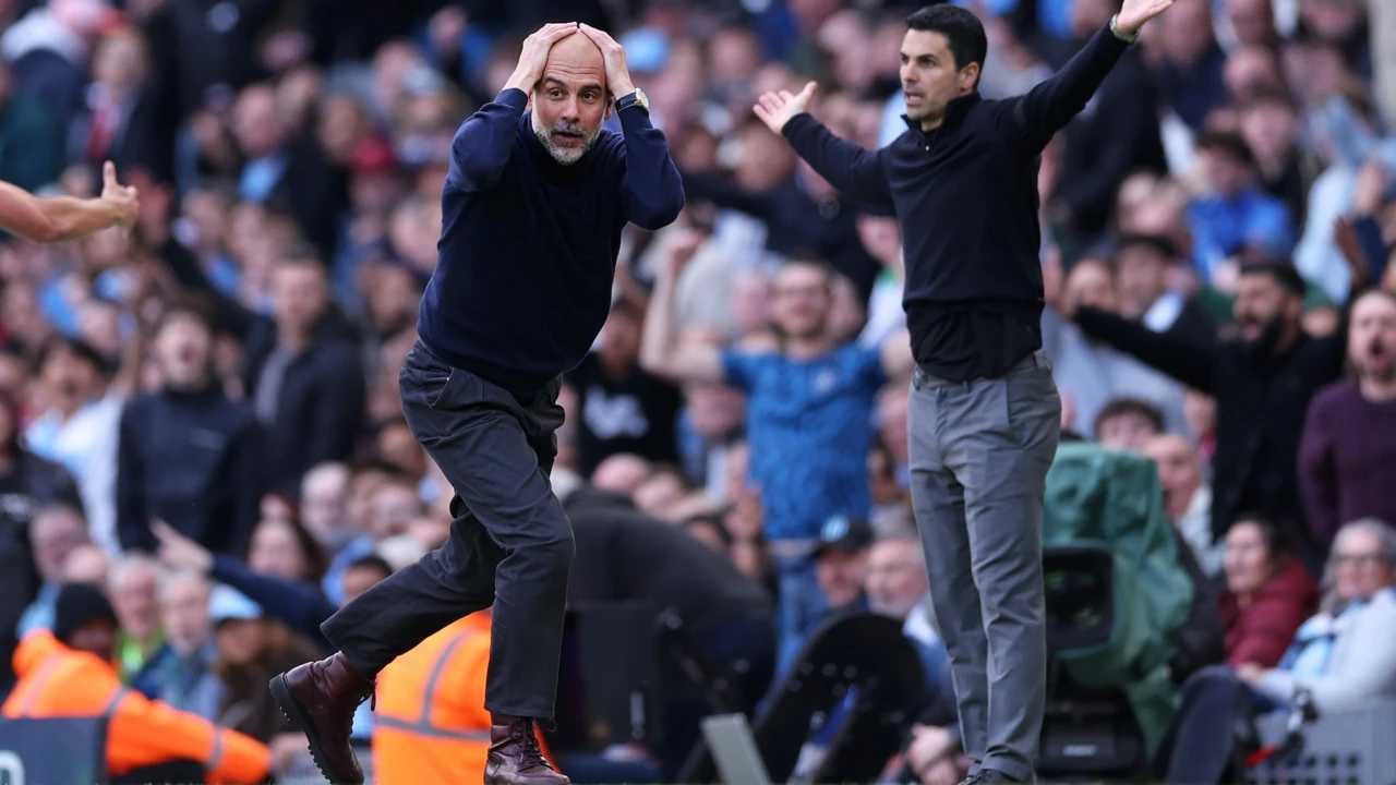 Pep Guardiola i Mikel Arteta podczas meczu Manchester City-Arsenal Londyn