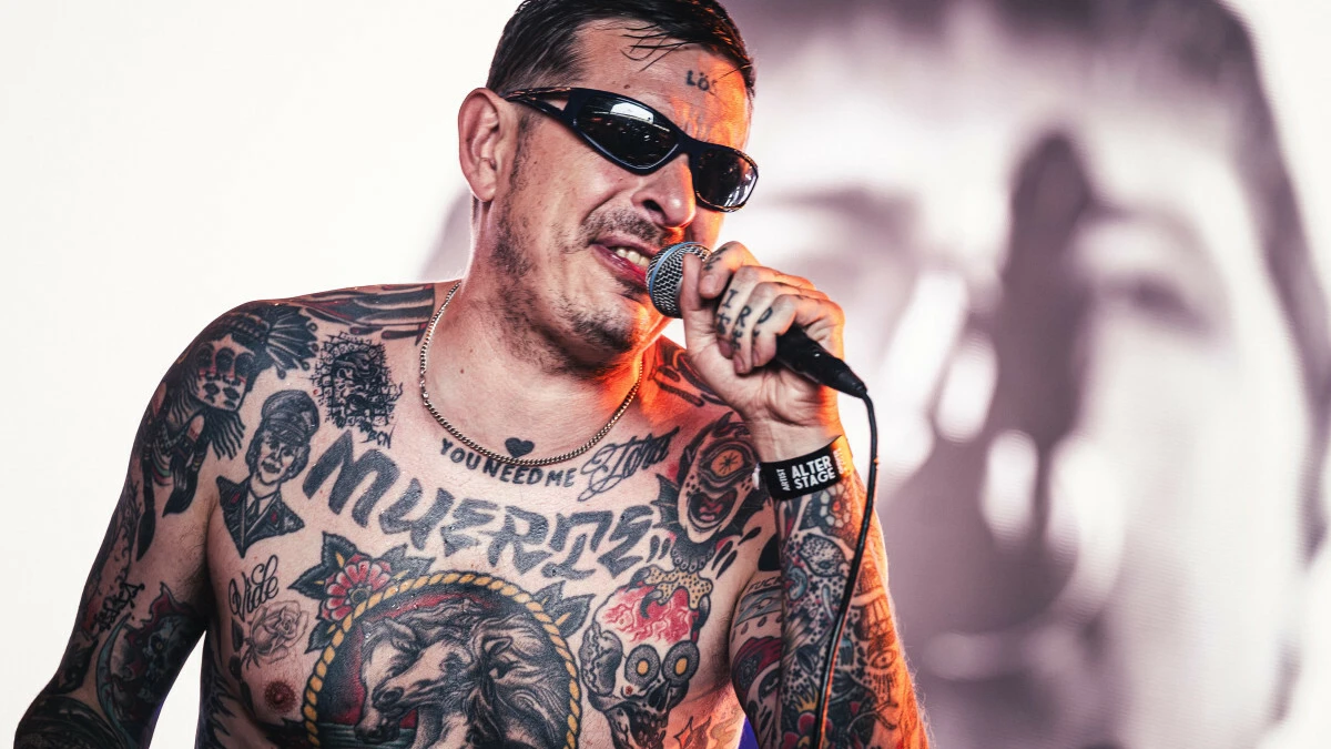 Sebastian Murphy z Viagra Boys podczas festiwalu Open'er 2026