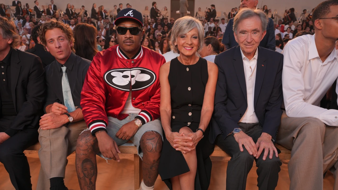 Future, Jeremy Allen White, Hélène Mercier-Arnault i Bernard Arnault na pokazie Louis Vuitton