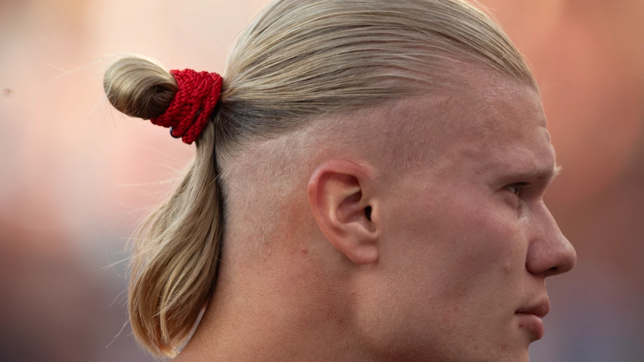 Man bun: fryzura Erlinga Haalanda