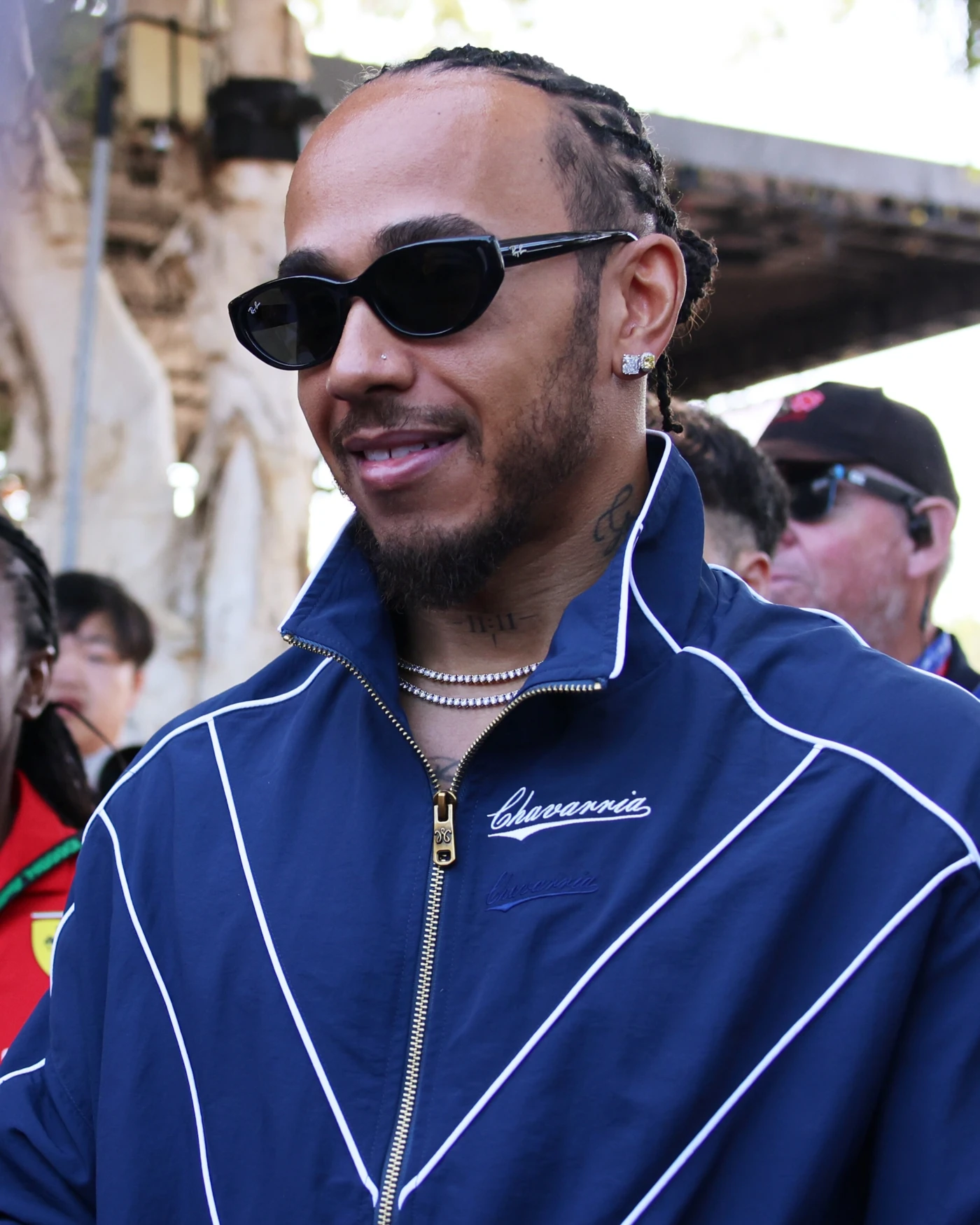 Lewis Hamilton zaczyna sezon w unikatowej kurtce od Williego Chavarrii