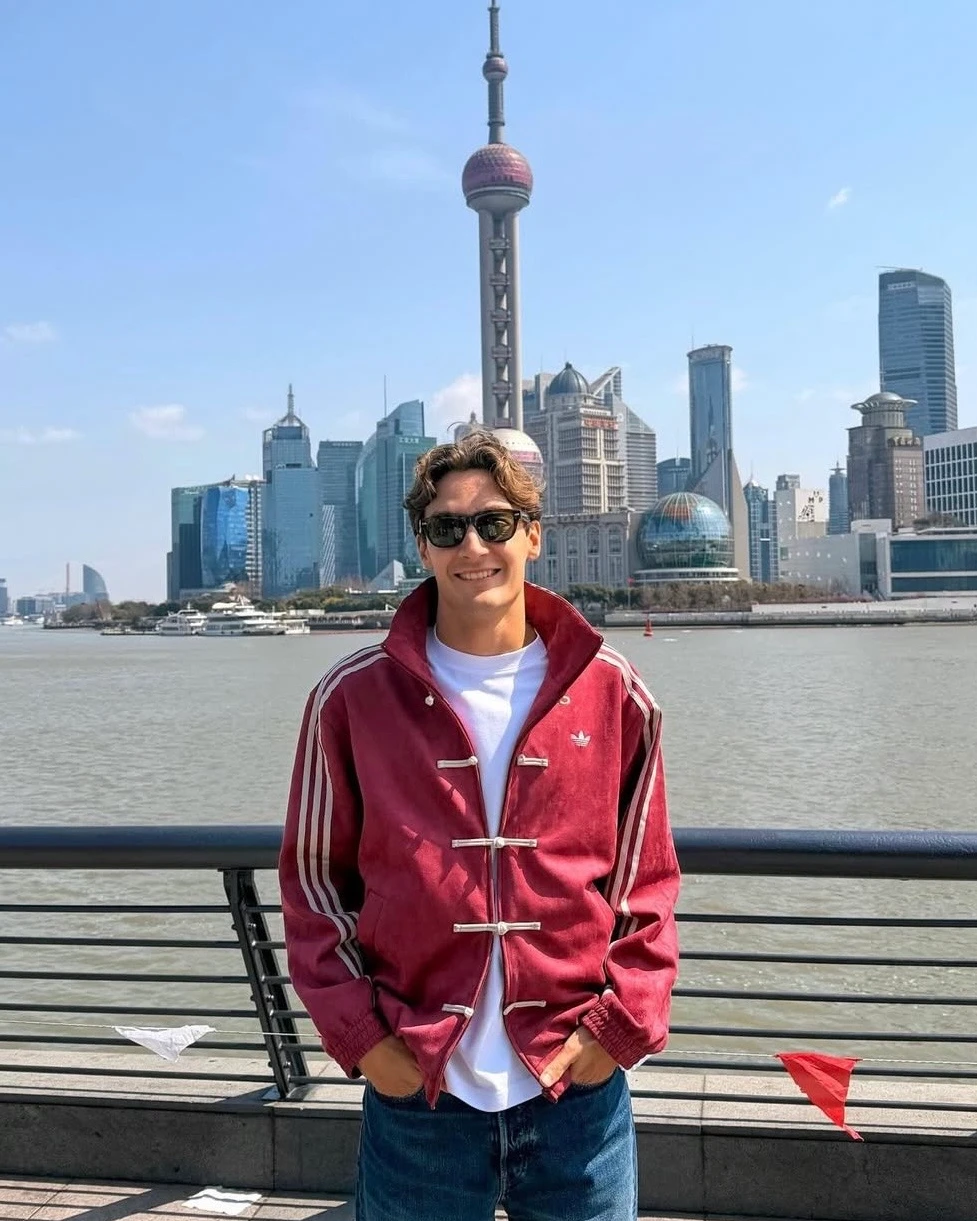 George Russell w viralowej kurtce adidas