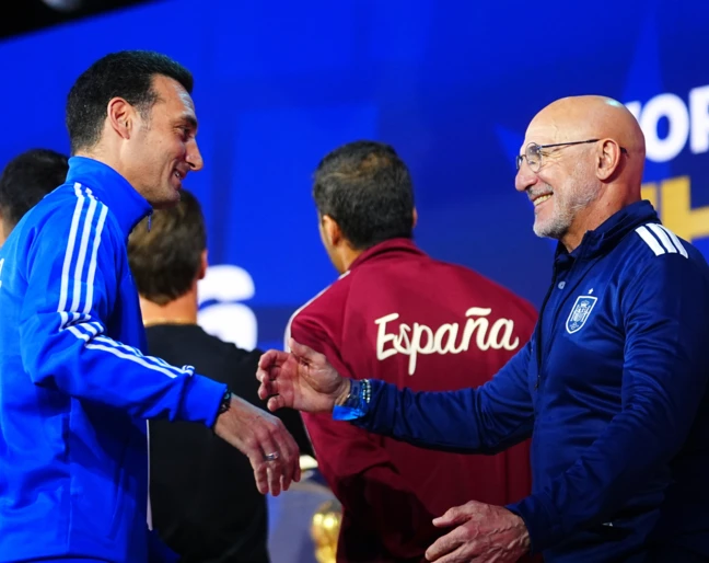 Lionel Scaloni i Luis De La Fuente podczas mundialu 2026