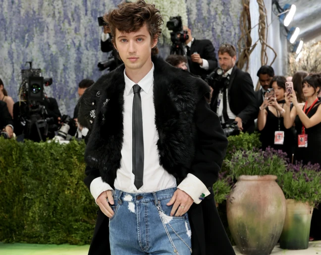 Troye Sivan w spodniach Prady podczas Met Gali 2026
