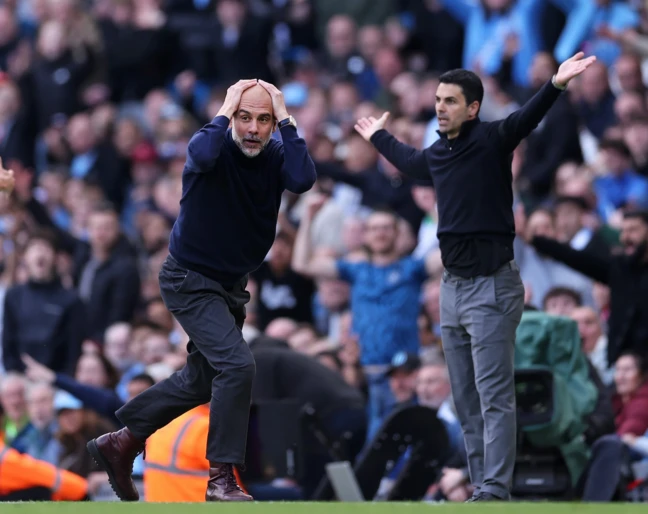 Pep Guardiola i Mikel Arteta podczas meczu Manchester City-Arsenal Londyn