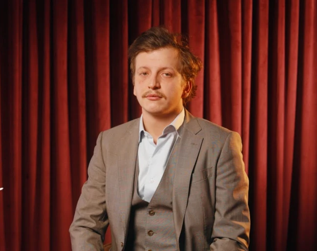 Dlaczego Maciej Musiałowski powiedział &bdquo;tak&rdquo; filmowi &bdquo;Chcę więcej"? Aktor szczerze o rolach, castingu i miłości do muzyki