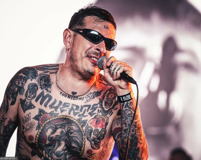 Sebastian Murphy z Viagra Boys podczas festiwalu Open'er 2026