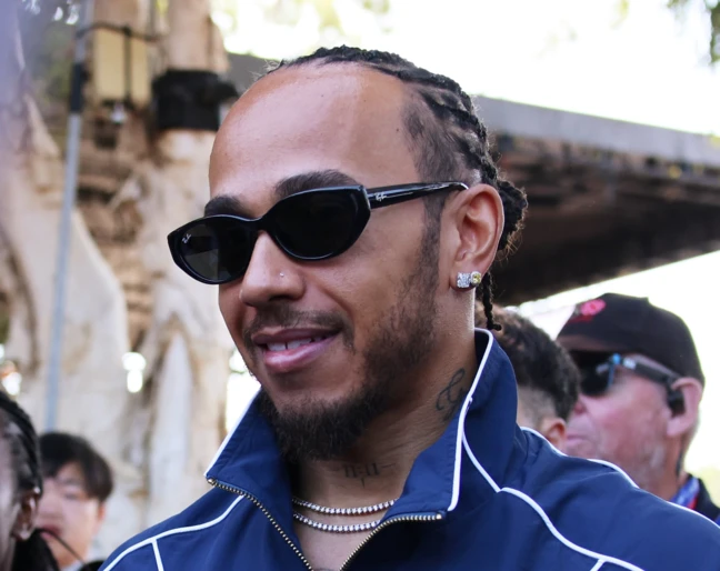 Lewis Hamilton zaczyna sezon w unikatowej kurtce od Williego Chavarrii