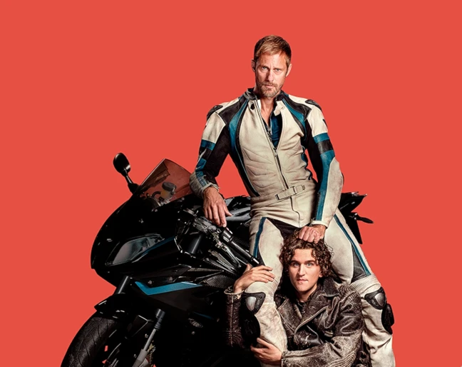 Alexander Skarsg&aring;rd i Harry Melling jako Colin i Ray w filmie &bdquo;Pillion&rdquo;
