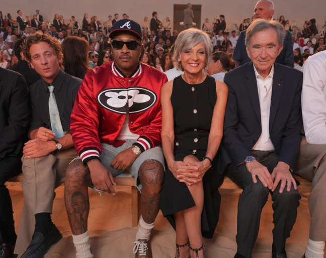 Future, Jeremy Allen White, H&eacute;l&egrave;ne Mercier-Arnault i Bernard Arnault na pokazie Louis Vuitton