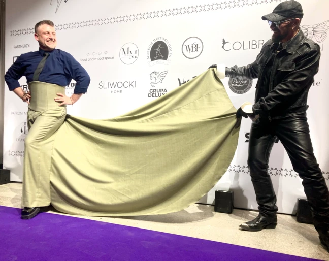 Bikowski ubiera przy Hallera