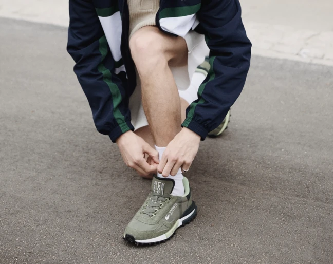 Model w butach Lacoste Elite Active