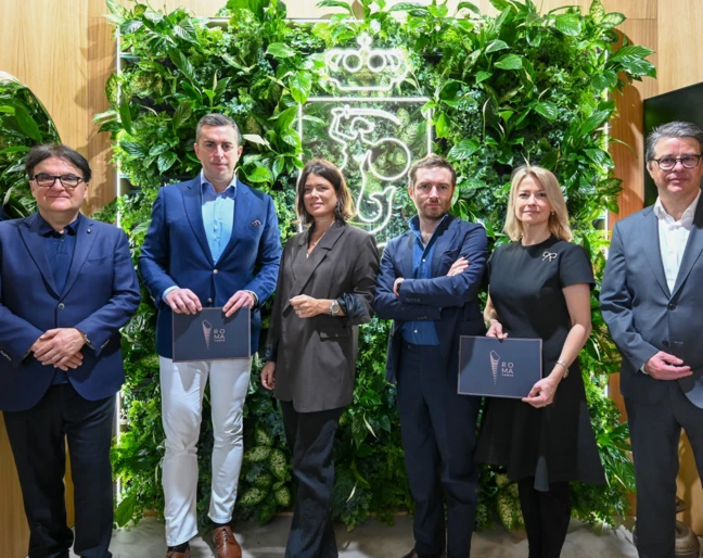Przedstawiciele inwestor&oacute;w oraz studia Pininfarina