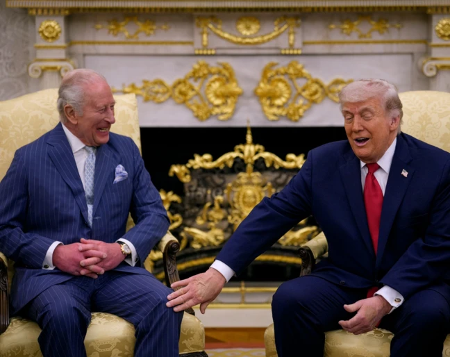 Kr&oacute;l Karol III i Donald Trump podczas spotkania