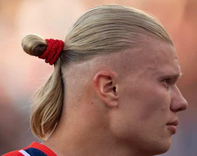 Man bun: fryzura Erlinga Haalanda