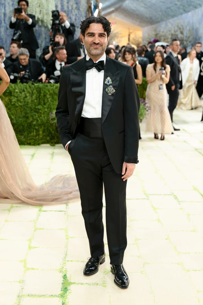 Adam Baidawi, Global Editorial Director GQ, w garniturze Tom Ford