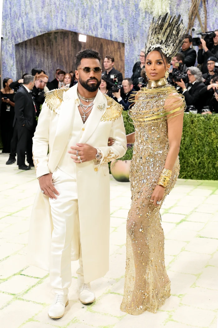 Russell Wilson i Ciara. Sportowiec ma na sobie trzyczęściowy garnitur projektu Brandona Blackwooda