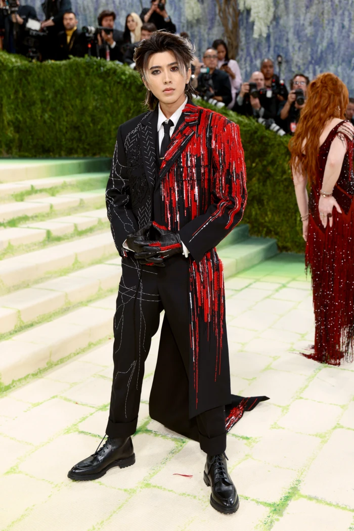 Chiński piosenkarz Cai Xukun w Thom Browne