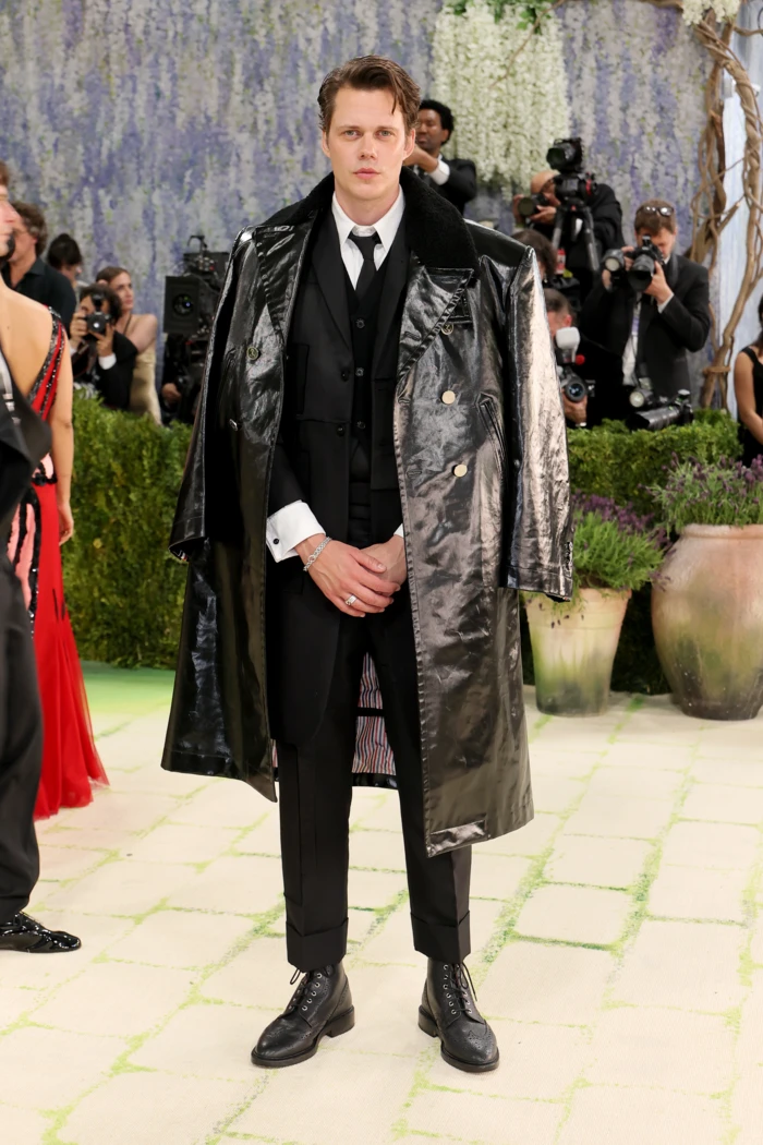 Met Gala 2026: Bill Skarsgård w garniturze i płaszczu projektu Thoma Browne'a