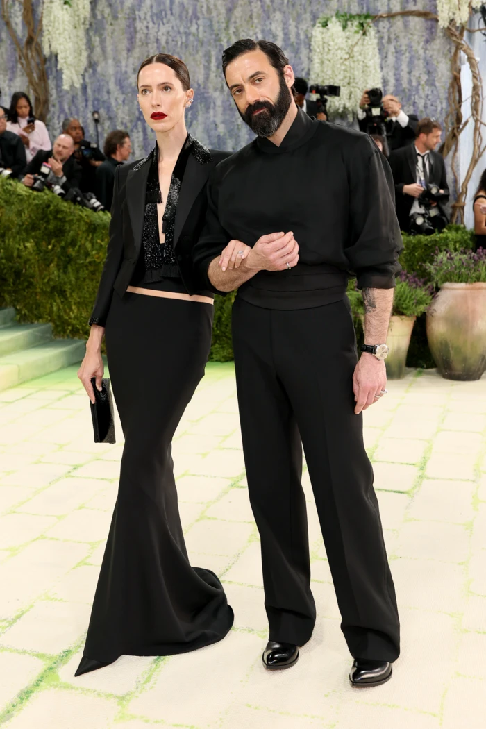Aktorska para Rebecca Hall i Morgan Spector w szytych na miarę lookach Tom Ford by Haider Ackermann