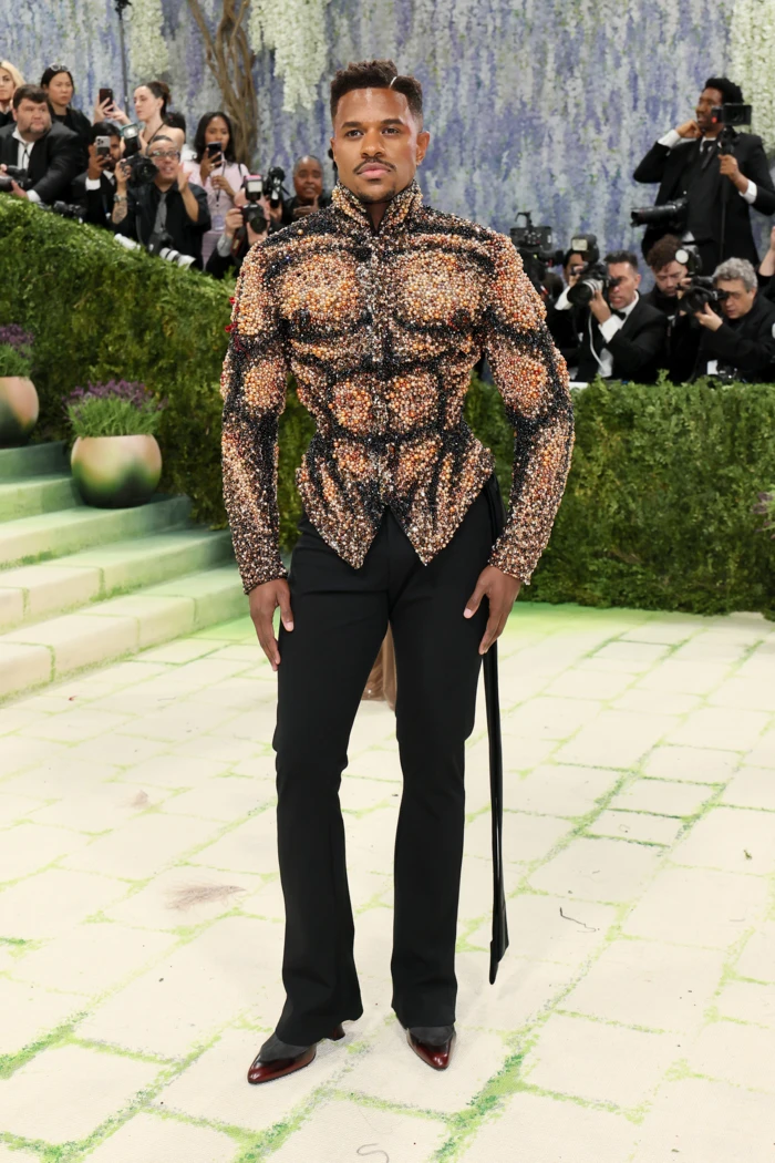Aktor i wokalista Jeremy Pope w Vivinne Westwood