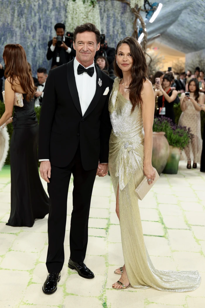 Aktorska para Hugh Jackman i Sutton Foster. On w Armani, ona w Monse