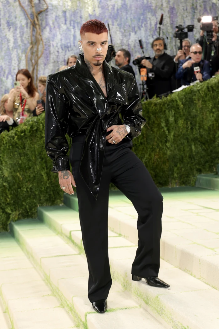 Wokalista Rauw Alejandro w Saint Laurent