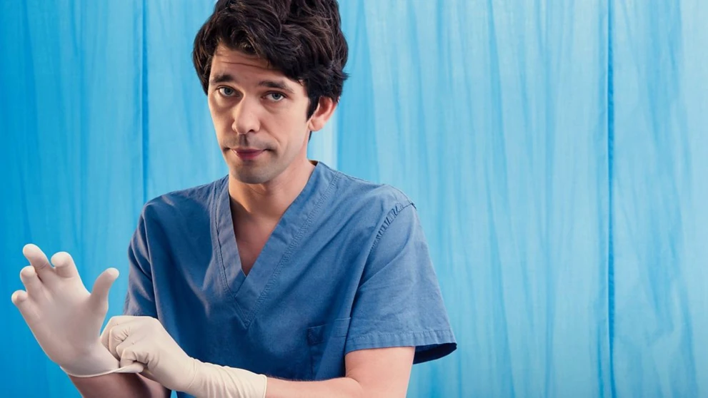 Ben Whishaw jako Adam Kay w serialu „Będzie bolało”