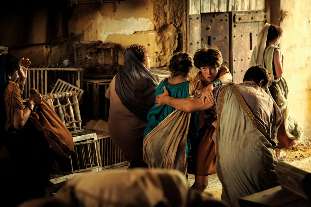 102_Eruption_PompeiiOutOfTimeWithTomHiddleston_066