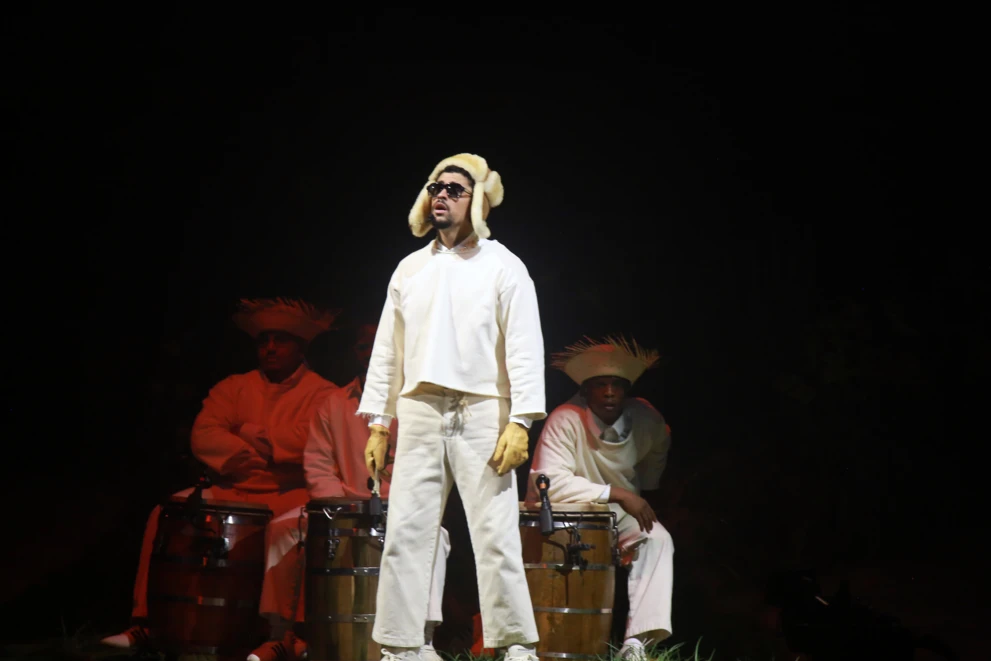 Bad Bunny w czapce uszatce