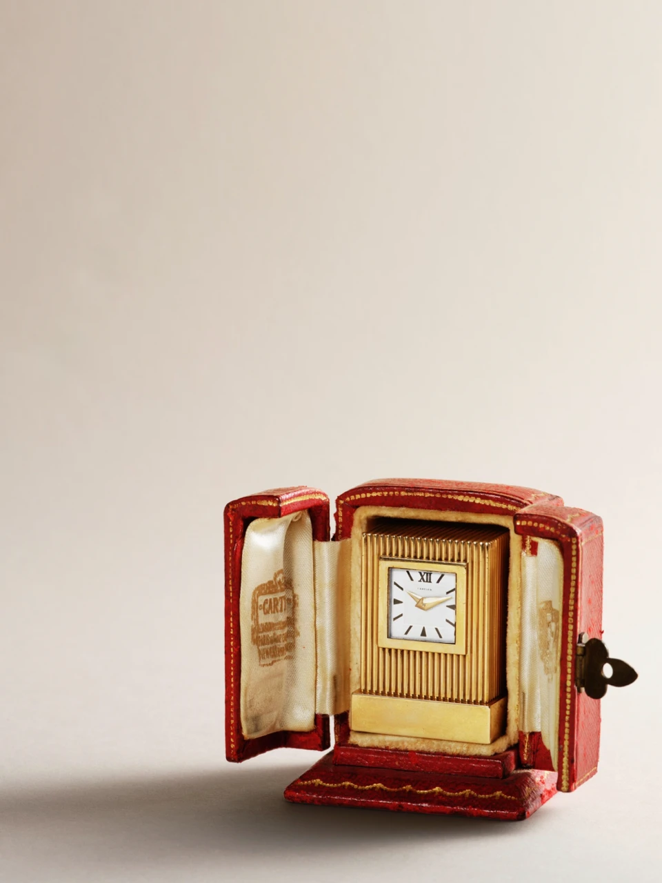 Zegar biurkowy Cartier dostępny na aukcji &bdquo;The Shapes of Cartier&rdquo;
