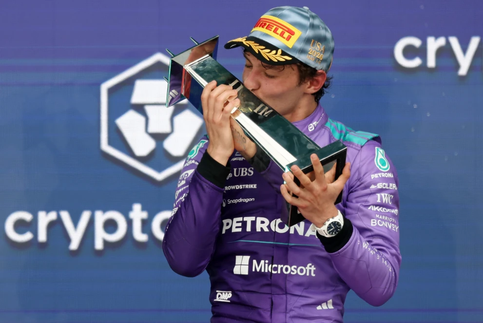 Andrea Kimi Antonelli z trofeum