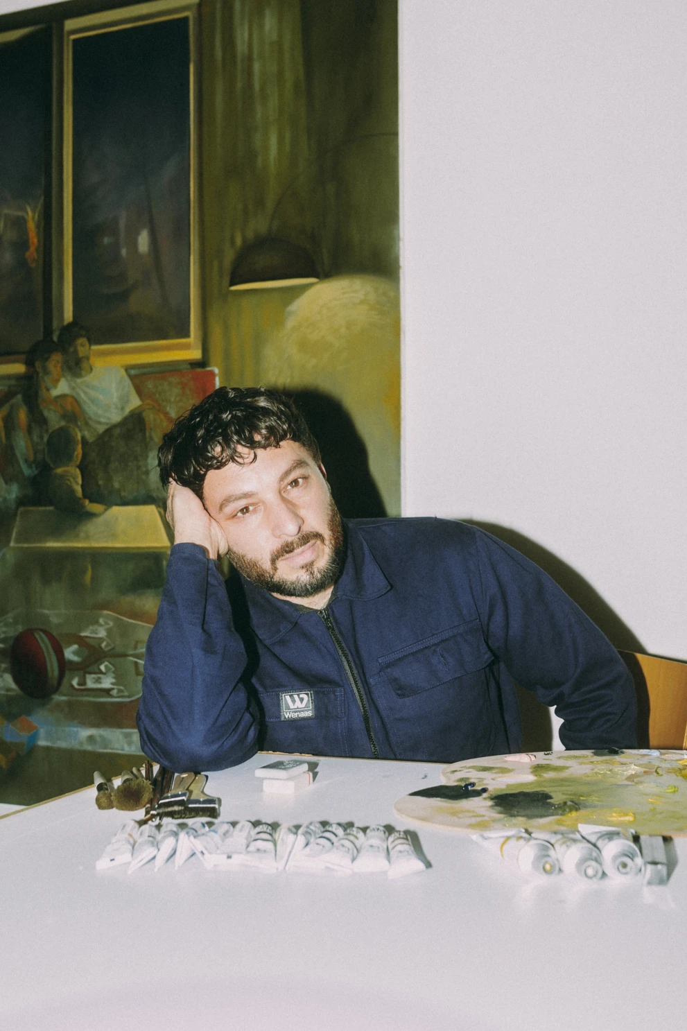 Artysta Krzysztof Gil ze swoim obrazem