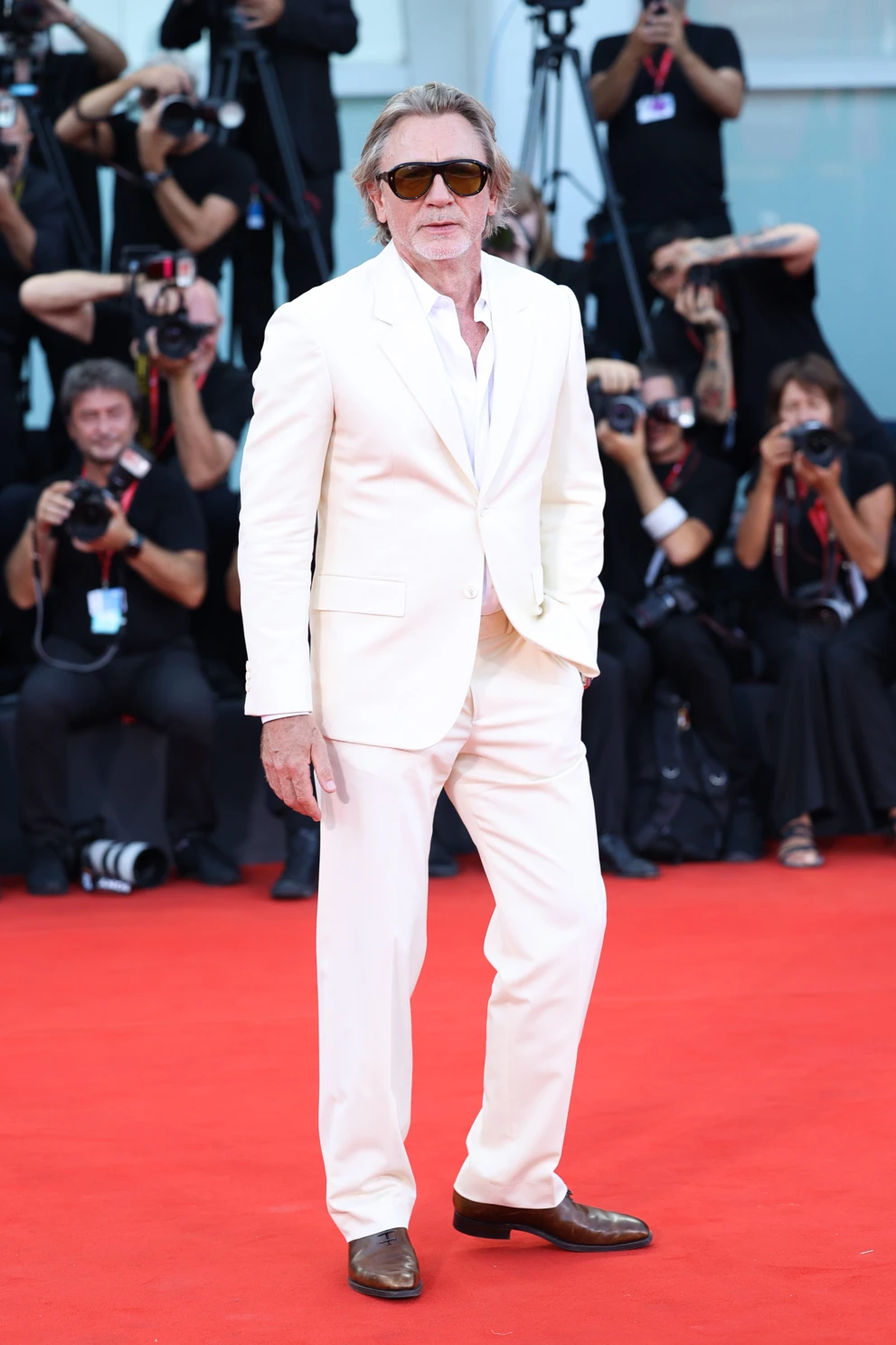 Daniel Craig w białym total looku