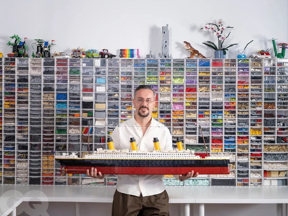 LEGO&reg; Titanic. Rafał Zub w swoim studiu z wierną repliką legendarnego statku w skali 1:200 &ndash; model mierzy aż 135 cm i składa się z 9090 element&oacute;w 