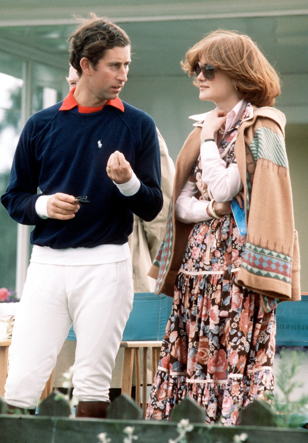 Kr&oacute;l Karol III (w&oacute;wczas książę Walii) w granatowym swetrze marki Ralph Lauren, w towarzystwie Lady Sarah Spencer, 1977 rok. 