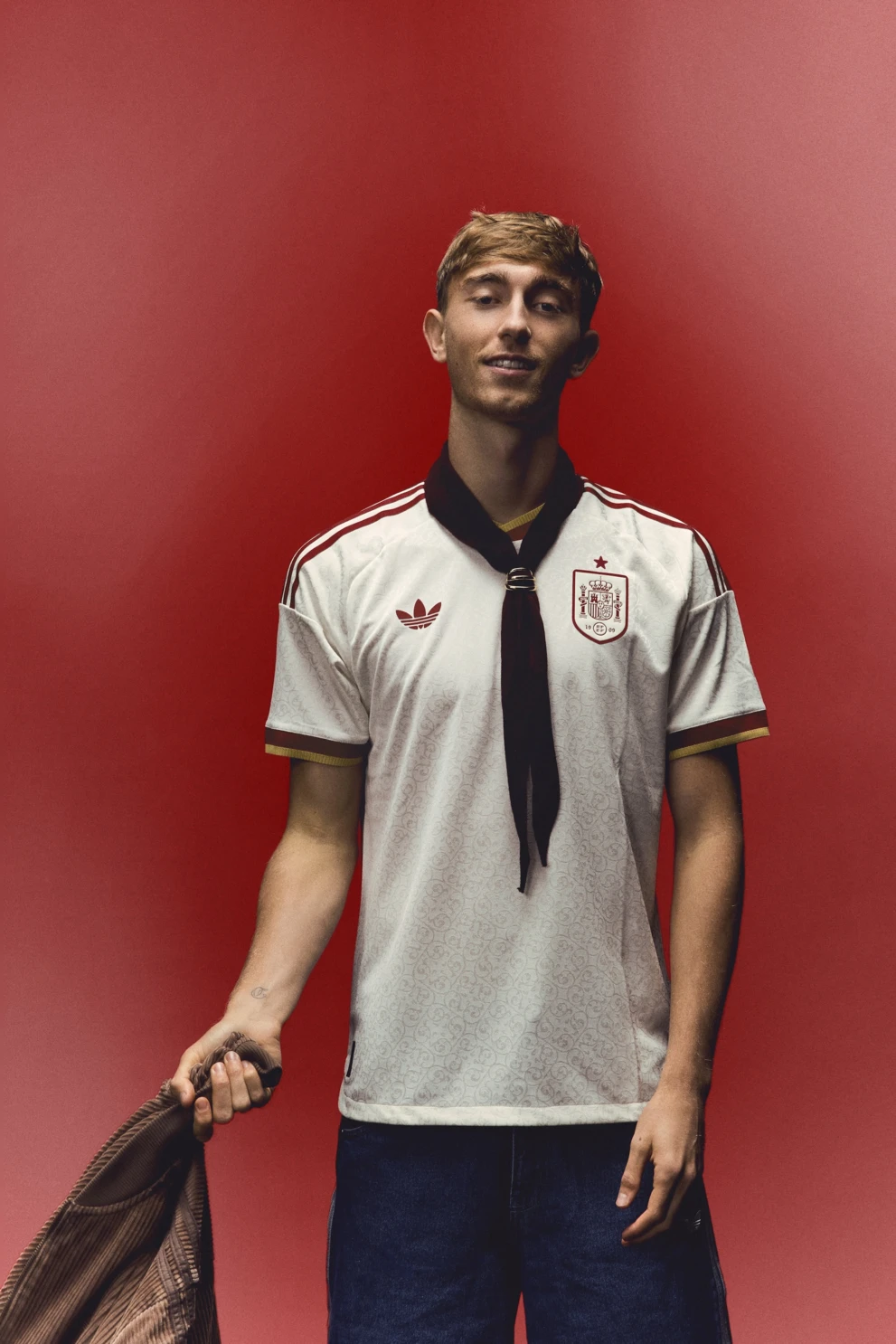 Dean Huijsen w koszulce adidas reprezentacji Hiszpanii