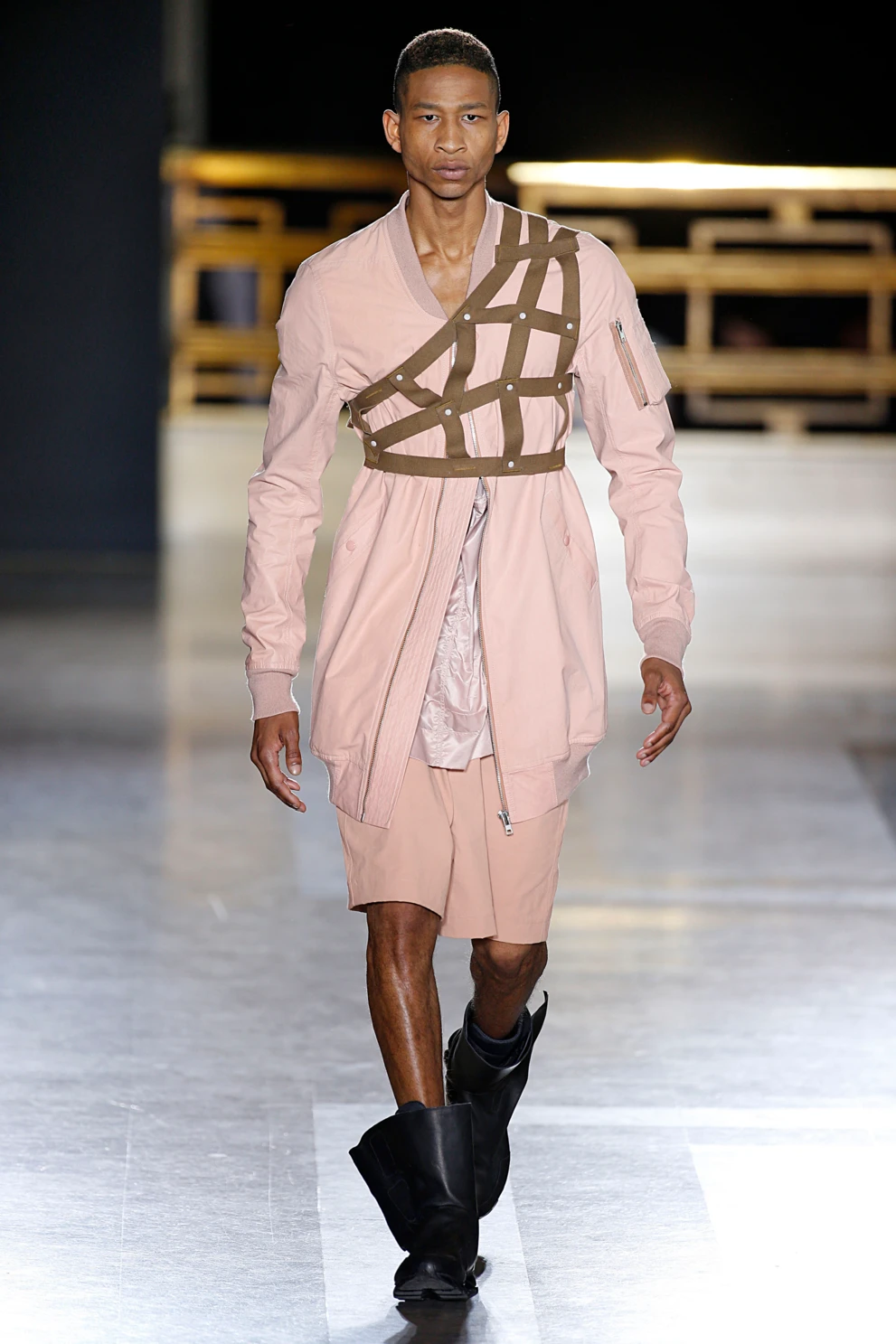 Harness na pokazie kolekcji Ricka Owensa w 2015 r.