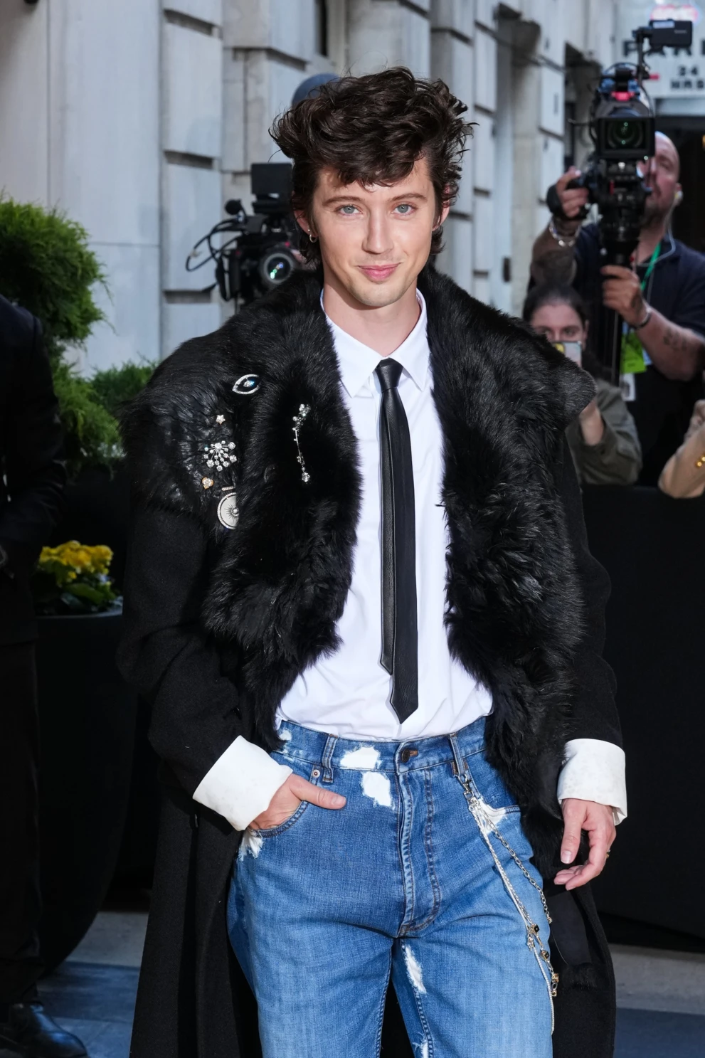 Troye Sivan w spodniach Prady podczas Met Gali 2026