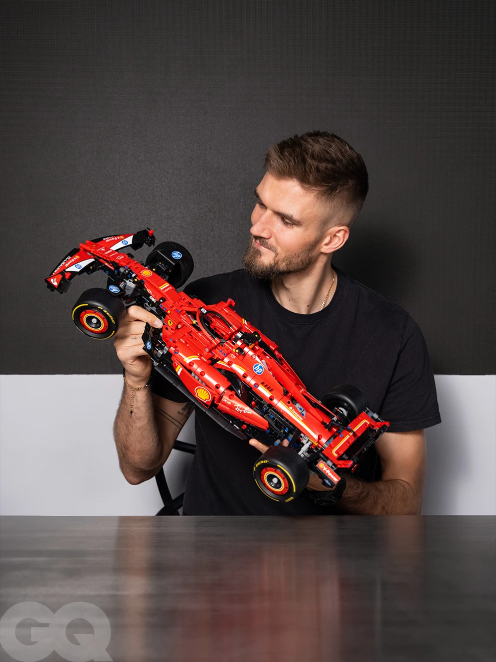 Karol Kłos i LEGO® Technic Bolid F1 Ferrari SF-24. Zespół Scuderia Ferrari pomógł LEGO odwzorować charakterystyczne detale, funkcje i technologię bolidu. Do postawienia na honorowym miejscu