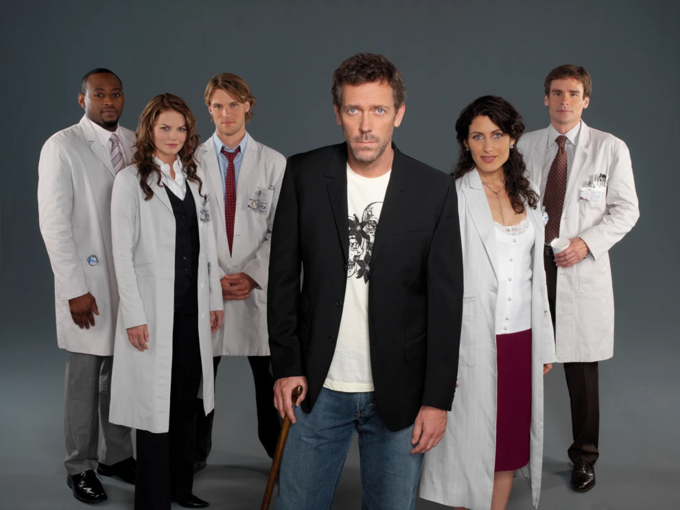Omar Epps, Jennifer Morrison, Hugh Laurie, Jesse Spencer, Lisa Edelstein oraz Robert Sean Leonard jako lekarska ekipa w serialu &bdquo;Dr House&rdquo;