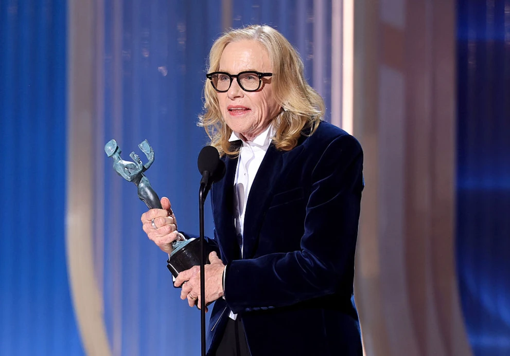 Amy Madigan odbierająca nagrodę za drugoplanową rolę żeńską w &bdquo;Zniknięciach&rdquo;