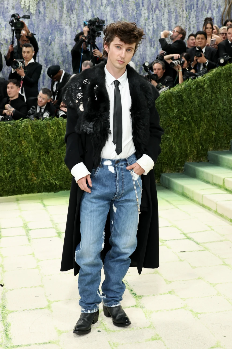 Troye Sivan w spodniach Prady podczas Met Gali 2026