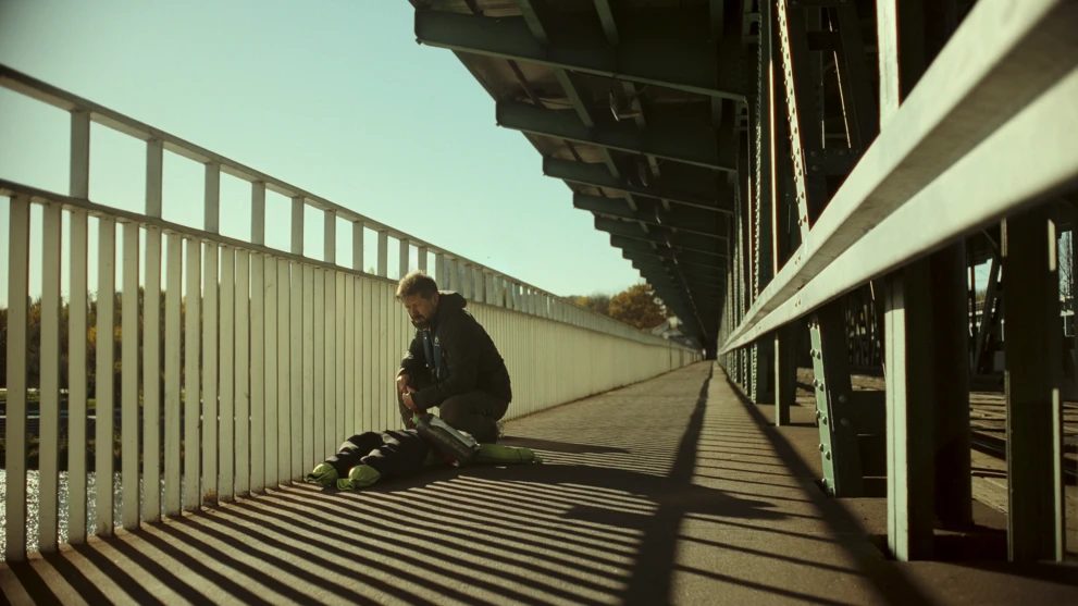 Kadr z filmu &bdquo;Bez końca&rdquo; w reżyserii Michała Marczaka