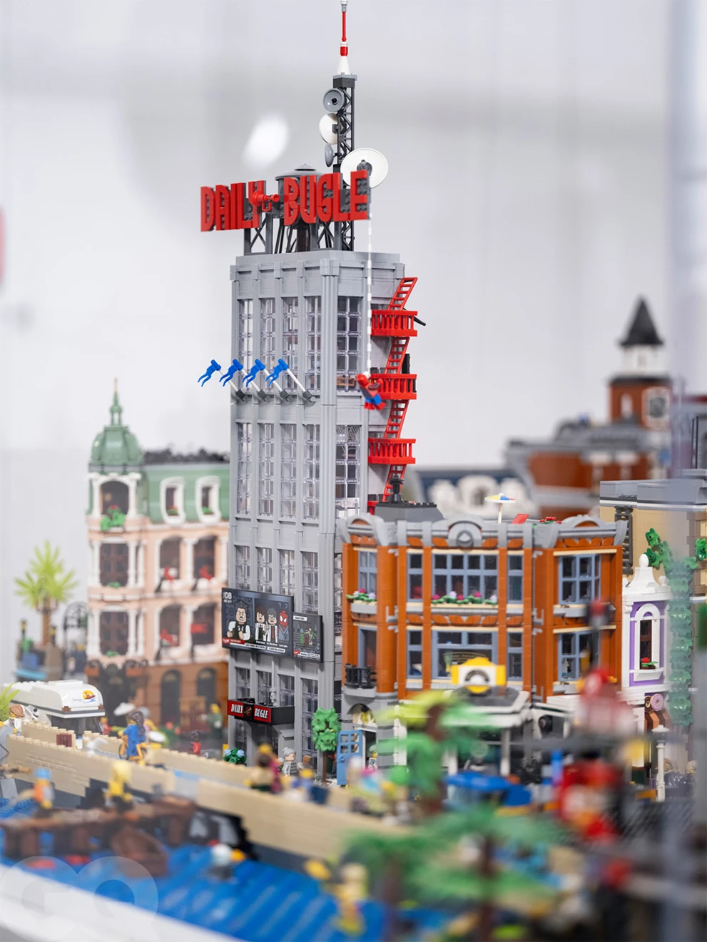 LEGO® Marvel Spider-Man Daily Bugle. Do zbudowania makiety miasta Rafał Zub wykorzystał wiele ikonicznych zestawów, m.in. model budynku redakcji „Daily Bugle”