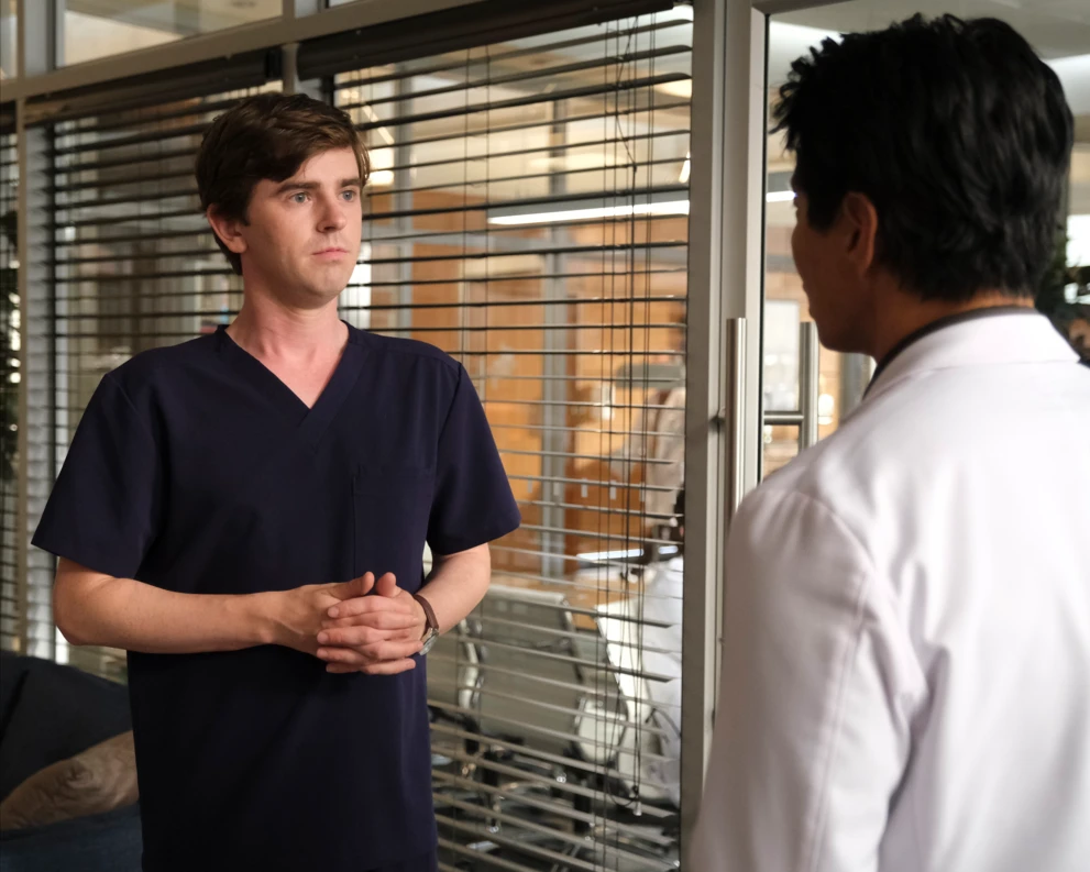 Freddie Highmore jako Shaun Murphy w serialu &bdquo;The Good Doctor&rdquo;.