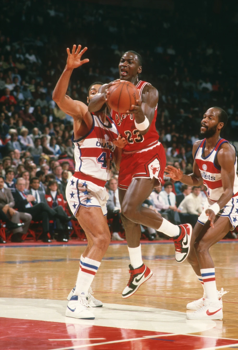 Michael Jordan podczas meczu Washington Bullets vs Chicago Bulls w 1985 roku. Gra w czerwono-czarnych Nike Air Jordan