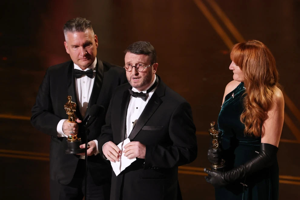 Jordan Samuel, Mike Hill i Cliona Furey odbierają Oscara za charakteryzację i fryzury do filmu „Frankenstein” podczas 98. ceremonii wręczenia Oscarów