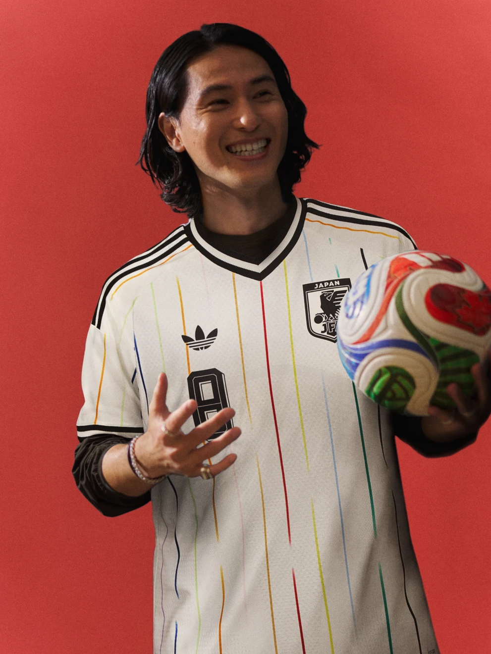 Takumi Minamino w koszulce adidas reprezentacji Japonii
